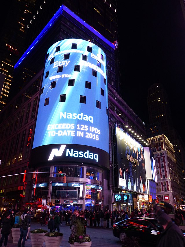 640px-NYC_-_Midtown_Manhattan_–_Times_Square_–_Broadway_by_night_-_panoramio_(2)